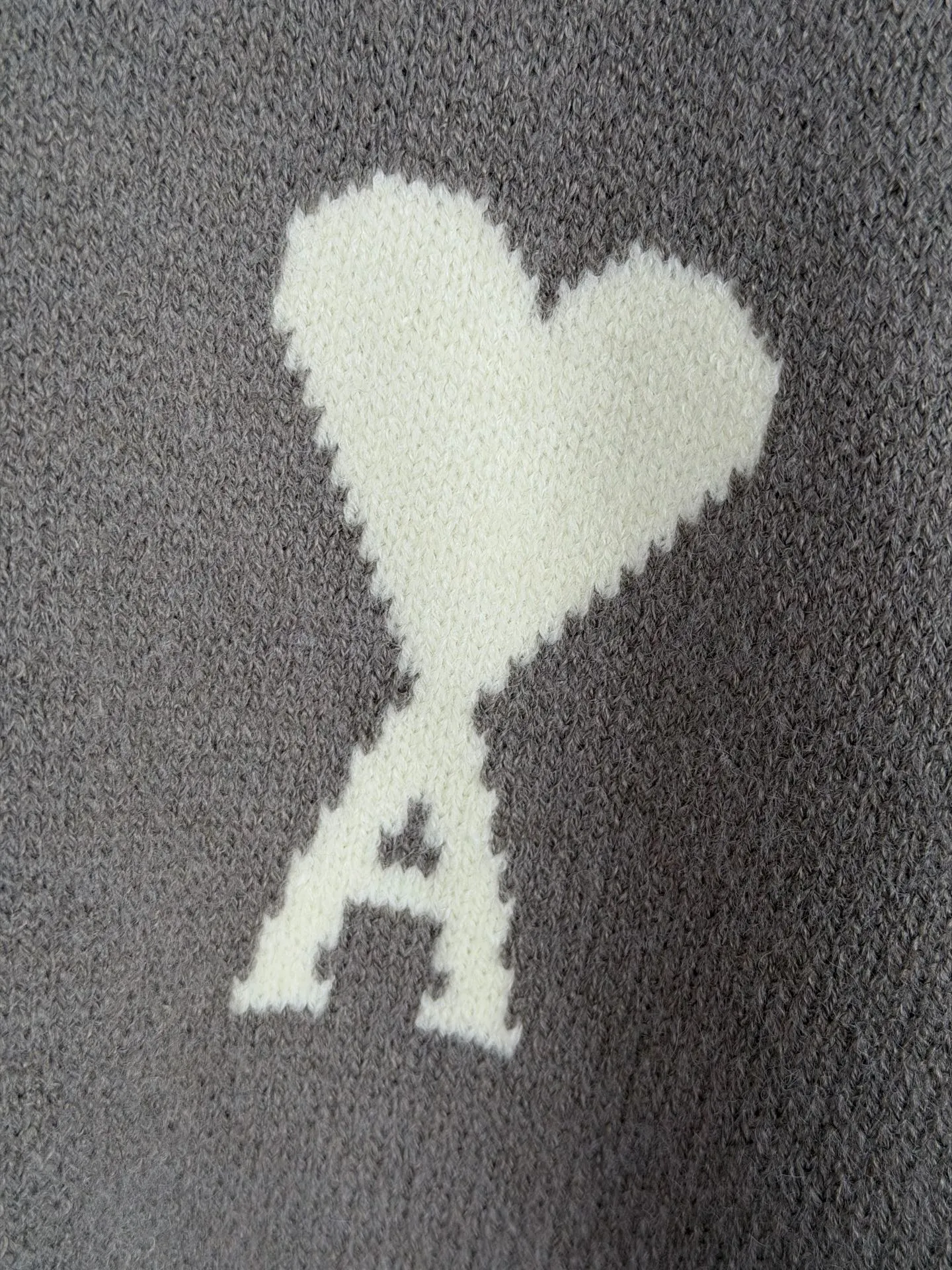 AMI Paris love jacquard crew neck sweater, custom-dyed luxurious Merino wool, soft and delicate, comfortable and close to the skin, with deep sea blue as the base, a calm spectrum dyed by twilight. A contrasting love heart jumps on the chest, quietly exuding its own charming halo. The brand is highly recognizable. The elegance and casualness of French fashion are the ultimate simplification of color, and convey the love and persistence of life. Meet the ultimate simplicity, the well-deserved king of Versatile. Process 1: Jacquard tissue imported from Germany. Precisely control the arrangement and interweaving of yarns. Carefully interweave on the loom. Ami love jacquard artistic pattern inlay. The fabric is more vivid and three-dimensional. Process 2: Softening and deodorizing process of ready-made clothes. Use professional washing equipment and specific detergents to deep clean and deodorize clothes. Improve the feel and appearance of clothes. Accessories: Customized 1:1 Ami Trademark Fit: Loose fit Size: S M L XL